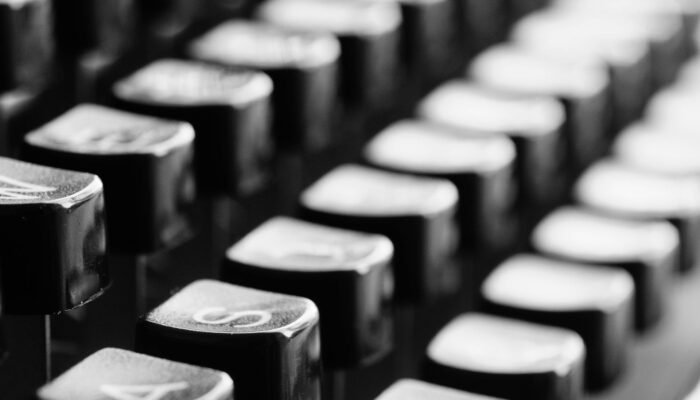 typewriter-keys-mechanically-letters